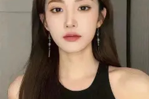 54岁杨钰莹穿牛仔外套+碎花裙好洋气差点认不出